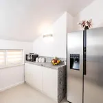 Friends & Family Apartman *