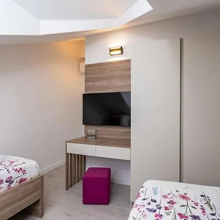 Friends & Family شقة