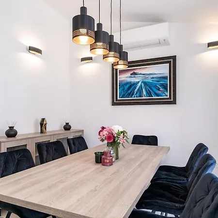 شقة Friends & Family