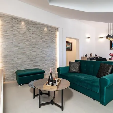 Friends & Family شقة