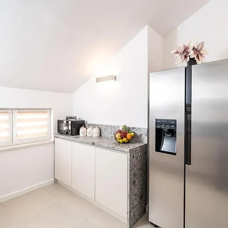 Friends & Family شقة *