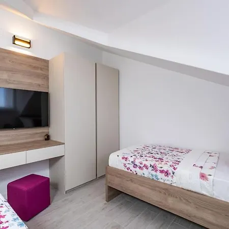 Friends & Family شقة *