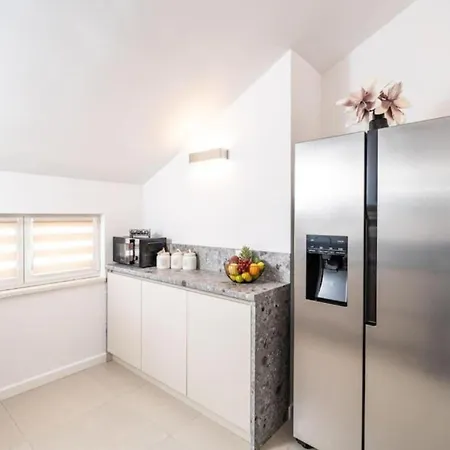 Friends & Family شقة