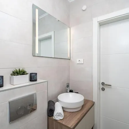 Friends & Family شقة *