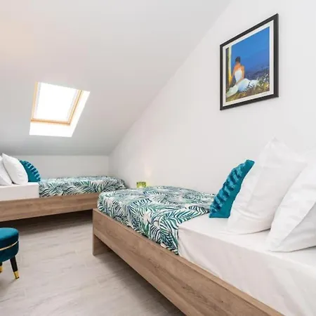 Friends & Family شقة *