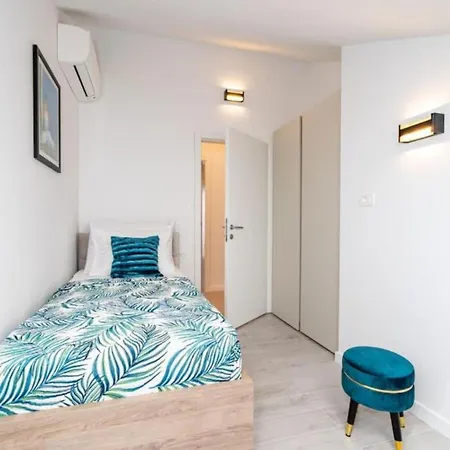 Friends & Family شقة *